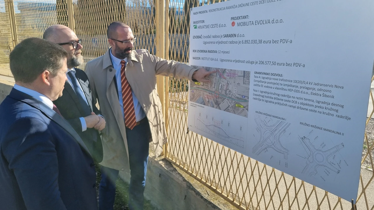 Ministar Butković, direktor Škorić i dogradonačelnik Šibenika Mileta gledaju projekt čvora Mandalina, Foto: H. Gunjača/HRT