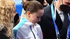 Kamila Valieva i treneri Daniil Gleikhengauz i Eteri Tutberidze 