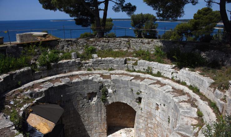 Četvero turista ozlijeđeno nakon urušavanja krova starog vojnog bunkera kod Pule