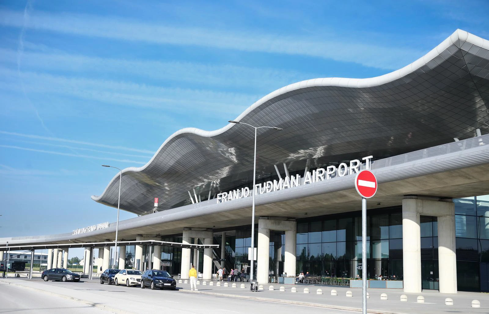 Pri slijetanju zrakoplova došlo do oštećenja stajnog trapa