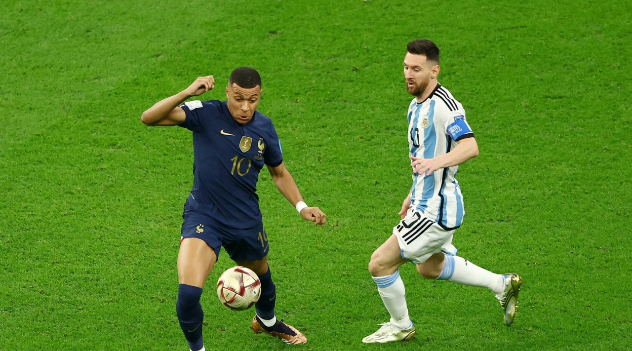 Mbappe i Messi u borbi za loptu, Foto: /Bernadett Szabo/REUTERS