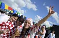 Navijači ispred stadiona, Foto: Fabian Bimmer/REUTERS