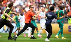 Upad navijača na teren za vrijeme utakmice Belgija - Senegal, Foto: Albert Gea/REUTERS