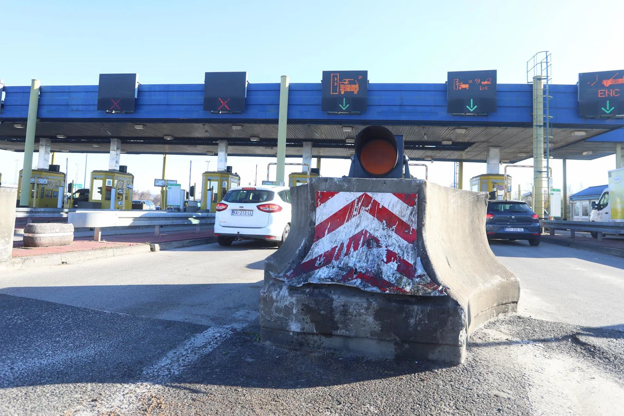 Muskarac automobilom udario u betonski odbojnik na naplatnim kucicama i poginuo