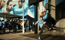 Dječak igra nogomet ispred stadiona uoči utakmice , Foto: Lee Smith/Action Images via Reuters