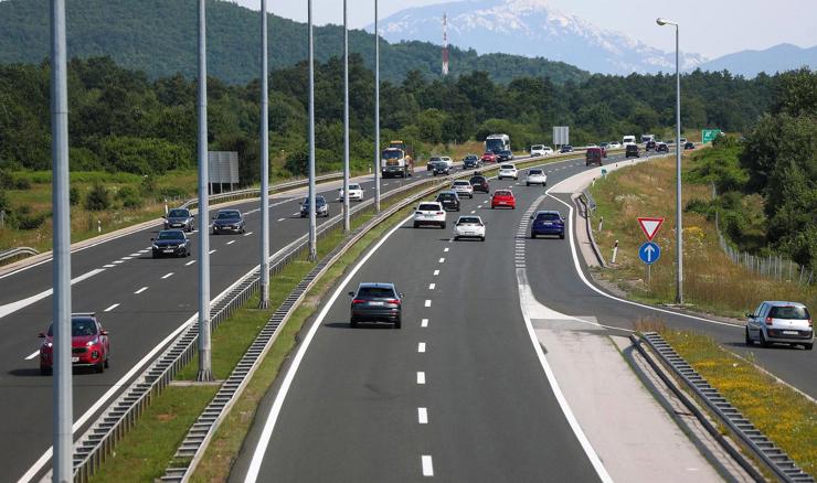U prometnoj nesreći kod Gospića ozlijeđeno dijete i dvije odrasle osobe