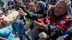 Civili iz Mariupolja primaju humanitarnu pomoć, arhiva 