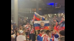 Srpski navijači sa zastavom Rusije i slikom Vladimira Putina
