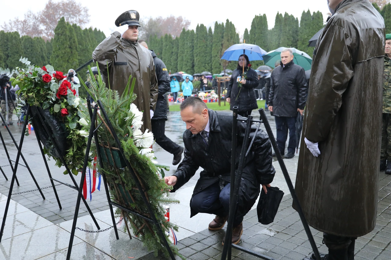 Polaganje vijenaca na Memorijalnom groblju u Vukovaru, Foto: Emica Elvedji/PIXSELL