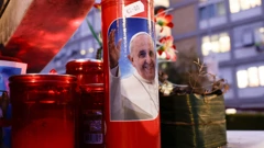 Svijeće pred bolnicom u kojoj se liječi Papa