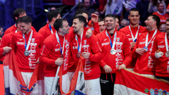 Rukometaši nakon osvajanja srebra