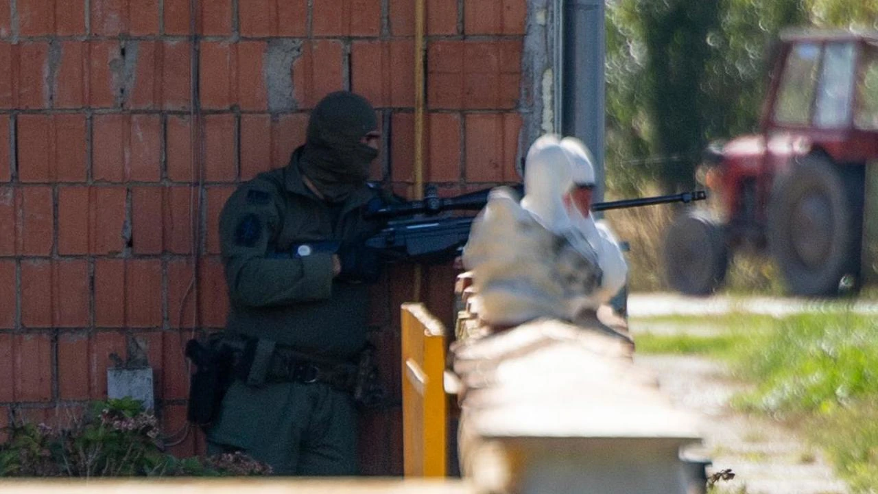 Muškarac se zatvorio u kuću u Slavoniji i prijeti, policija okružila kuću , Foto: Borna Jaksic/PIXSELL