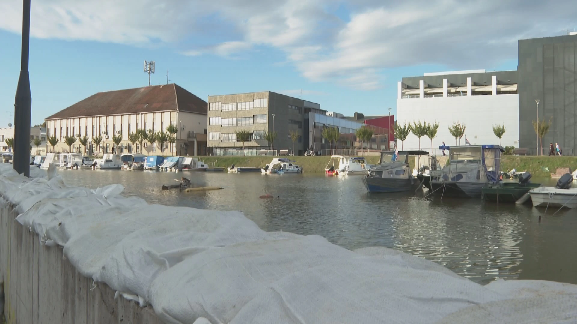 Vrhunac vodenog vala prošao Ilokom i izlazi iz Hrvatske; vodostaj opada