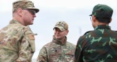 Potpukovnik Američkih zračnih snaga Bryan Shoupe promatra vježbu Zapad 2025