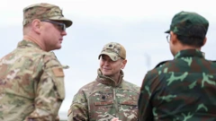 Potpukovnik Američkih zračnih snaga Bryan Shoupe promatra vježbu Zapad 2025