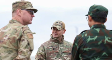 Potpukovnik Američkih zračnih snaga Bryan Shoupe promatra vježbu Zapad 2025