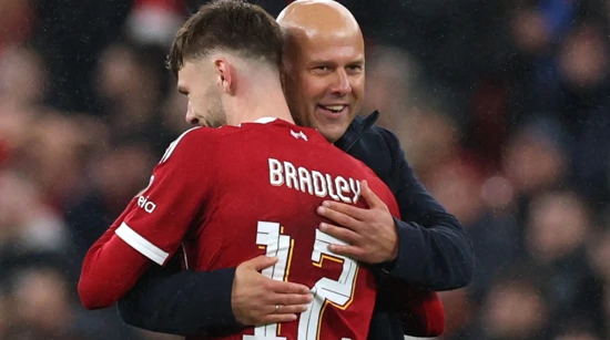 Conor Bradley i Arne Slot