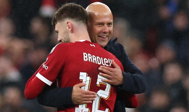 Conor Bradley i Arne Slot