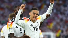 Jamal Musiala i Antonio Rudiger slave