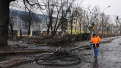 Čovjek na mjestu gdje je raketiran TV toranj u Kijevu