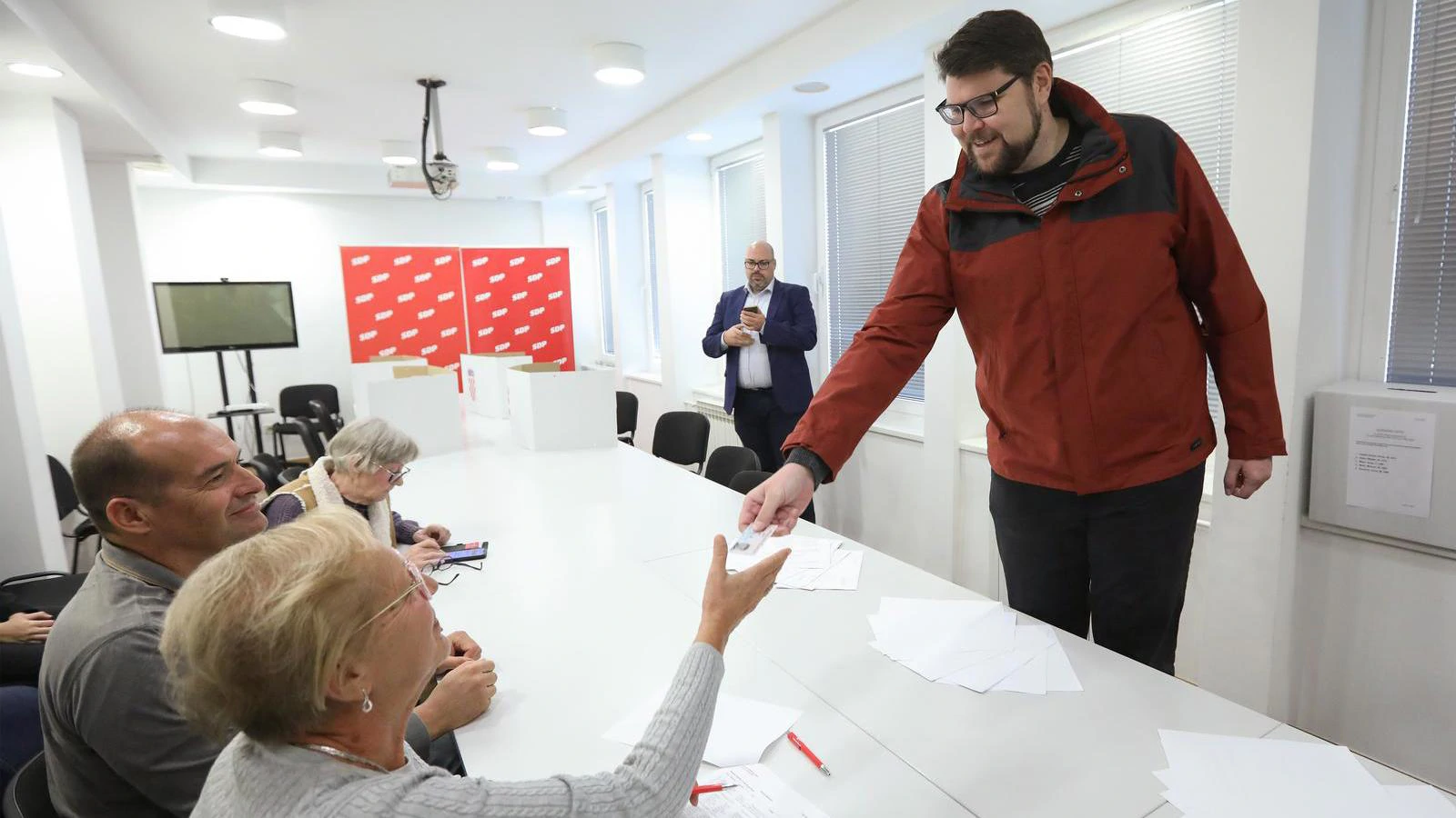 Izbori u SDP-u bez pobjednika: U drugi krug idu Hajdaš Dončić i Paunović