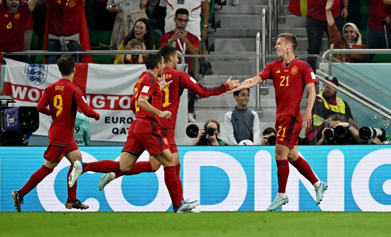 Dani Olmo slavi s Ferranom Torresom, Cesarom Azpilicuetom i Gavijem