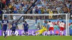 Szczesny brani penal Messiju