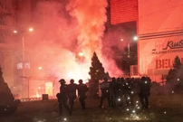 Beograd: Policija oklopnim vozilima i suzavcem rastjerivala demonstrante, Foto: Djordje Kojadinovic/Reuters