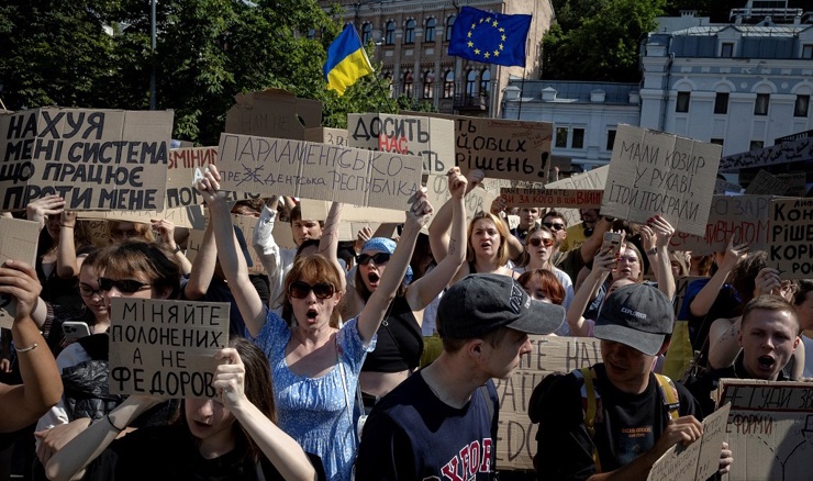 Širom Ukrajine prosvjedi zbog smjene popularnog ministra obrane