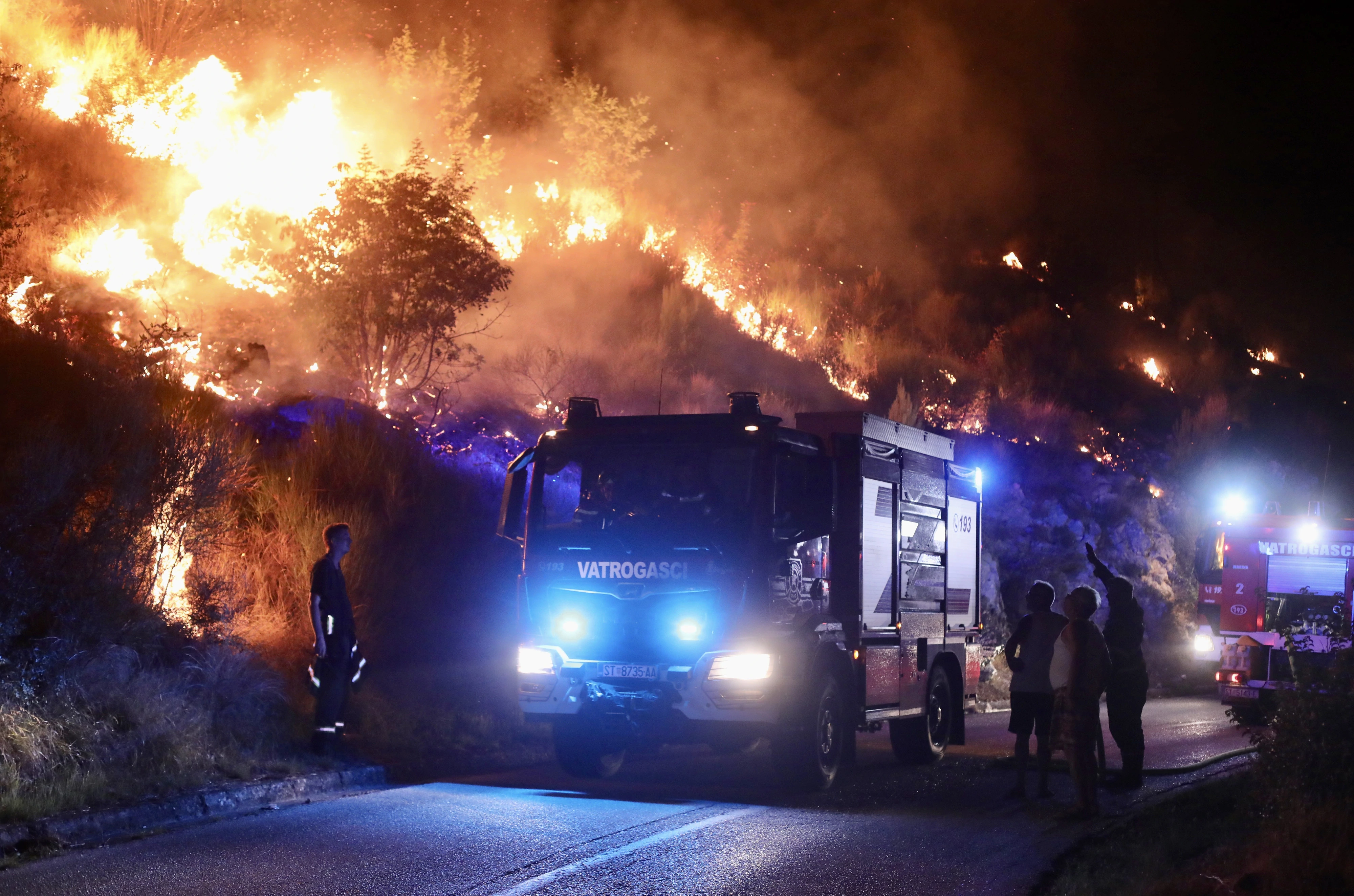 Vatrogasci u Žrnovnici obranili kuće, čeka ih teška noć