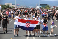 Tisuće fanova Thompsona prolazi Mostom Slobode koji je zatvoren za promet , Foto: Robert Anic/PIXSELL