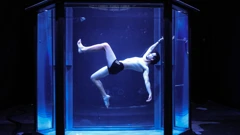 "Out of the Blue": Akrobacija i poezija u 8000 litara vode 