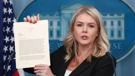 Glasnogovornica Bijele kuće Karoline Leavitt pokazuje Trumpovo pismo o tarifama