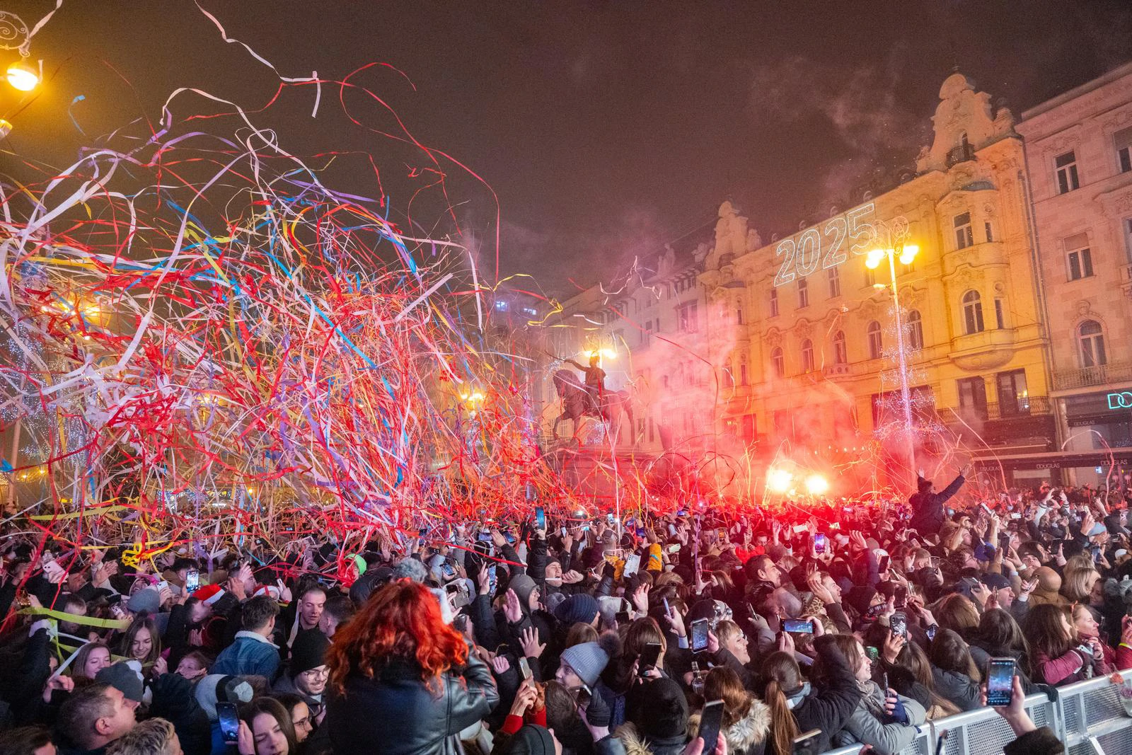 Pjesma, zdravica i ples: Tisuće ljudi na gradskim trgovima dočekale 2025.