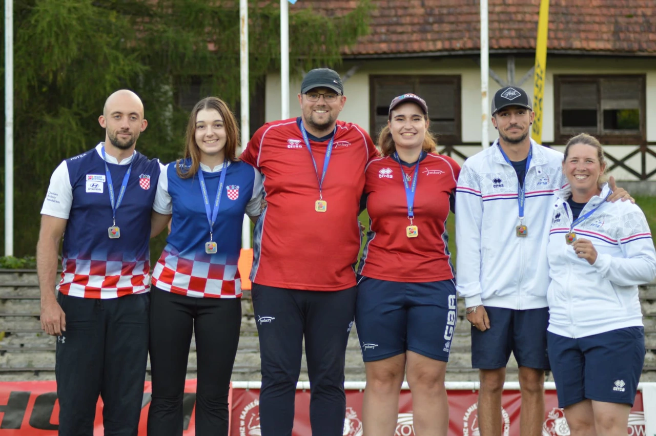 Mlinarić i Buden na postolju 
