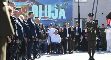 Kod spomenika Oluje 95 položeni vijenci, zapaljene svijeće