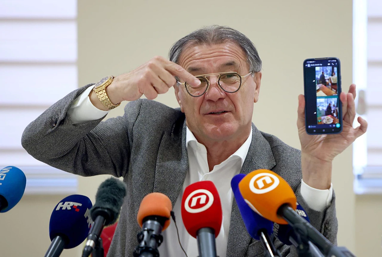 Zdravko Mamić na mobitelu pokazivao fotografije i poruke koje je slao Krešimiru Antoliću, Foto: Denis Kapetanovic/PIXSELL