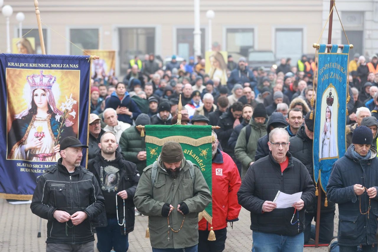 Muškarci opet klečali, dočekala ih 'Tiha misa', Foto: Sanjin Strukic /PIXSELL