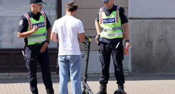 Policija kontrolira vozače romobila