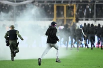 Pripadnici Torcide probili ogradu i uletili na travnjak, Foto: CROPIX/-