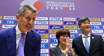 Sebastian Coe s japanskim organizatorima SP-a