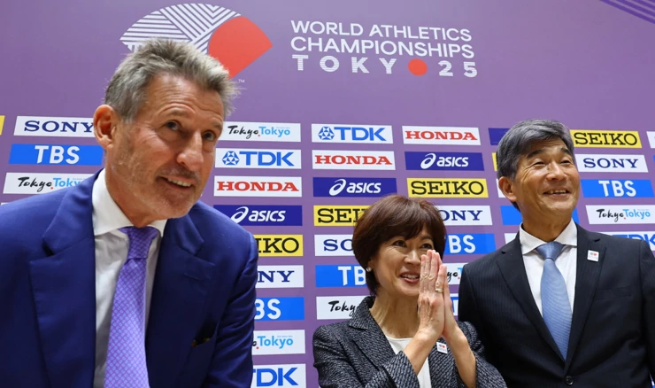 Sebastian Coe s japanskim organizatorima SP-a