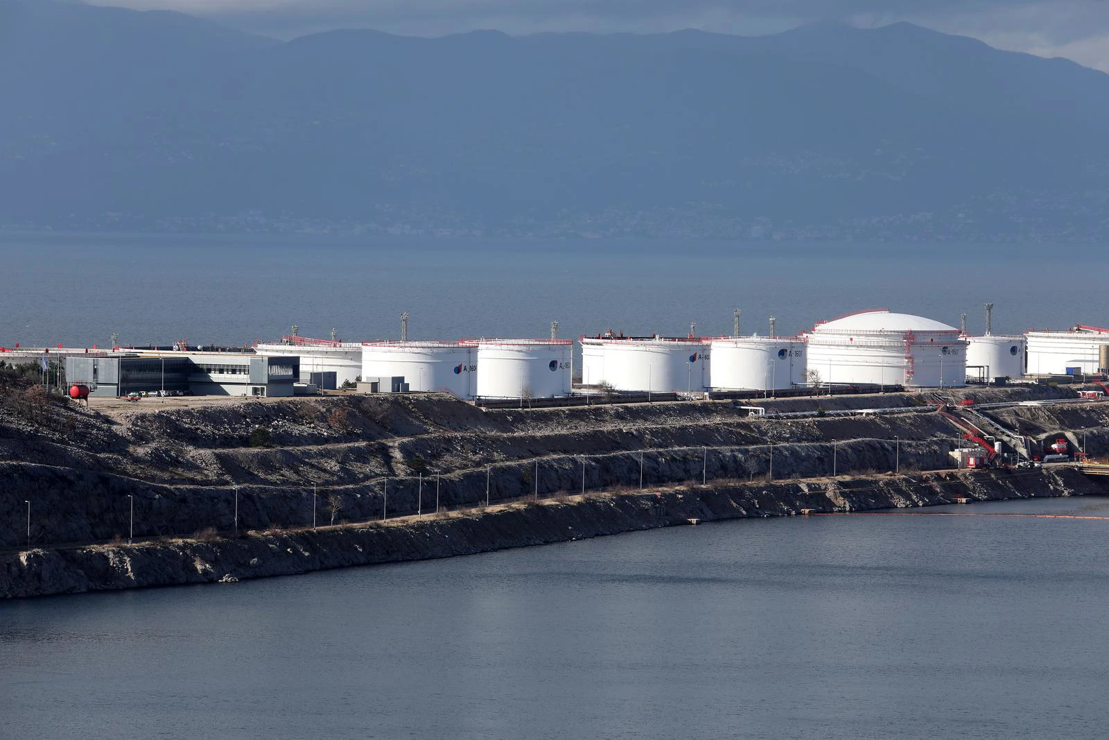 Postrojenja JANAF-a na otoku Krku