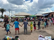 Fra Ivica Vrbić con niños / Fra Ivica Vrbić s djecom, Foto: Comunidad Croata de Santa Cruz / Hrvatska zajednica Santa Cruza//