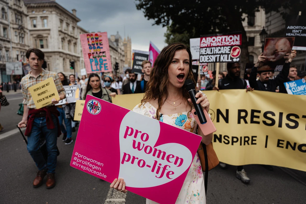 Četvrtak, 26. ožujka na Prvom, Foto:  Mladi Britanci i borba protiv pobačaja/dokumentarni film