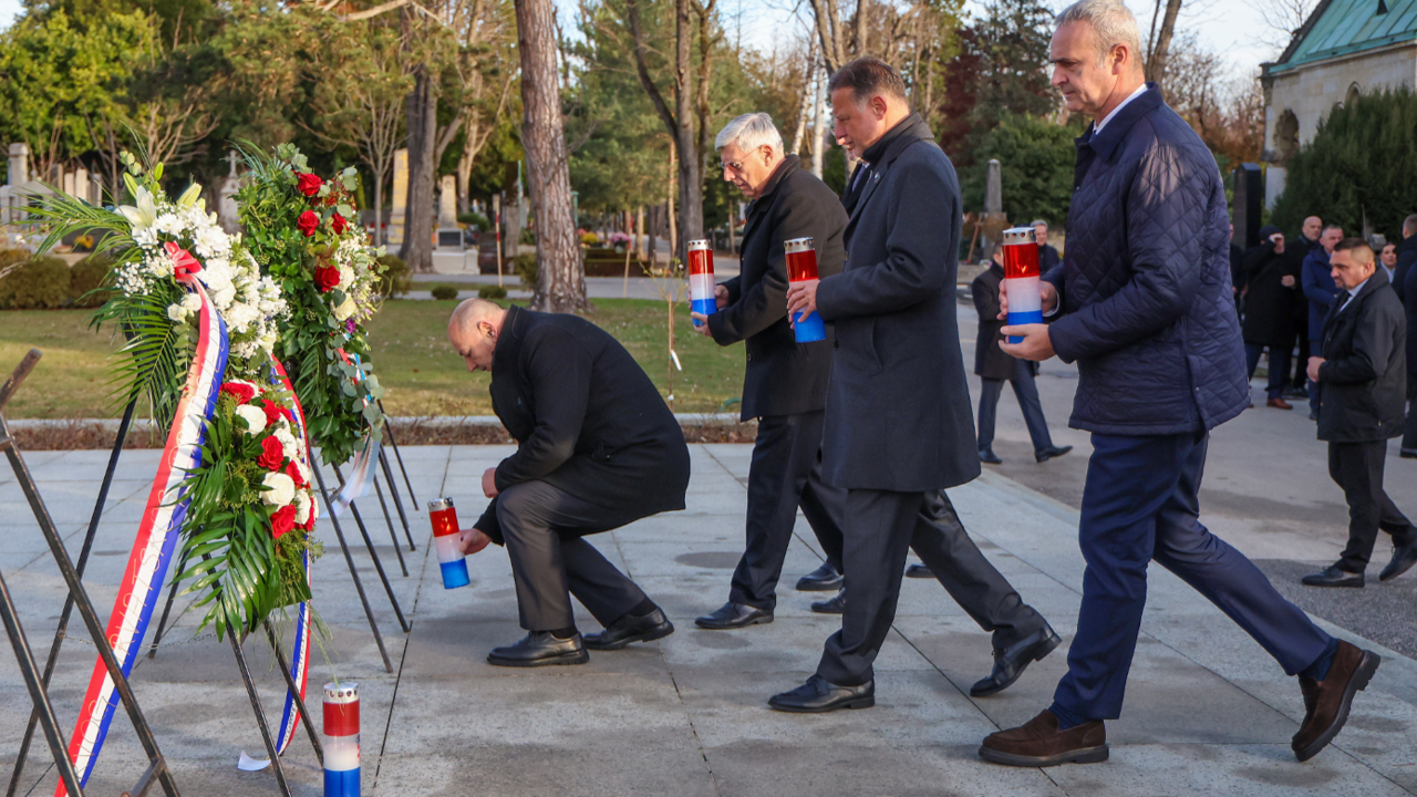 Vijenci na grob Franje Tuđmana