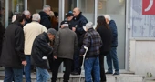 Gužva ispred banke zbog isplate mirovina