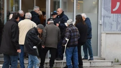 Gužva ispred banke zbog isplate mirovina