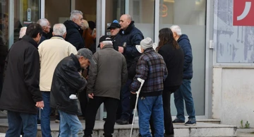 Gužva ispred banke zbog isplate mirovina