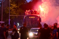 Navijači u otvorenom autobusu na putu za Trg, Foto: Marko Lukunic /PIXSELL